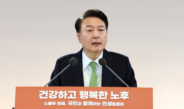 윤석열 대통령이 21일 강원 원주시 건강보험심사평가원에서 '건강하고 행복한 노후'를 주제로 스물두 번째 열린 '국민과 함께하는 민생토론회'에서 발언하고 있다. 연합뉴스